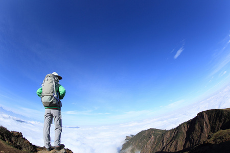 山峰上的女人徒步旅行者