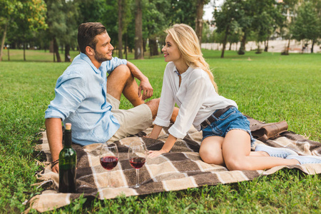 在公园里情侣在浪漫的约会照片