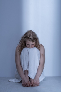 蜷缩着害怕的强奸受害者照片