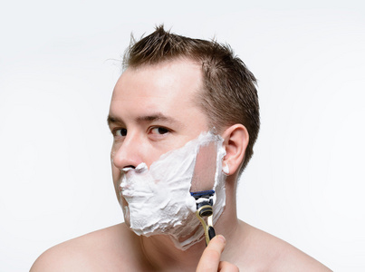 男人刮胡子剃须泡沫照片