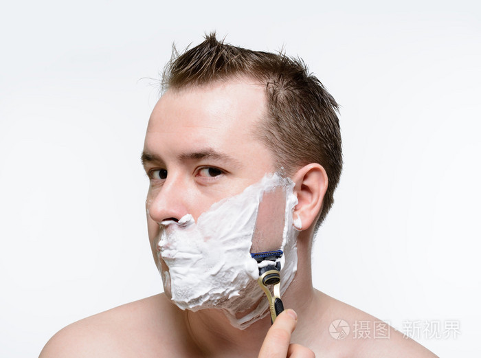 男人刮胡子剃须泡沫