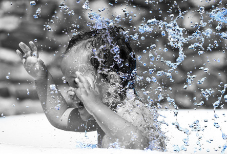 男孩在游泳池戏水照片