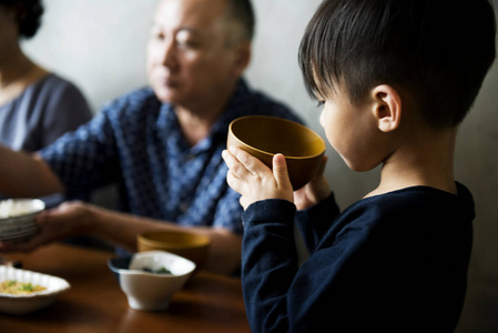 日本家庭与幸福一起进餐