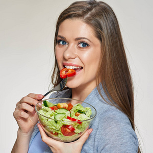 年轻女子吃蔬菜沙拉