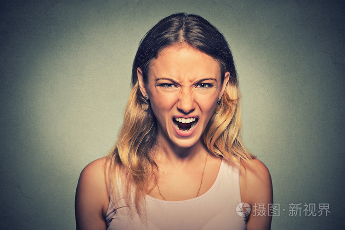 愤怒的女人尖叫