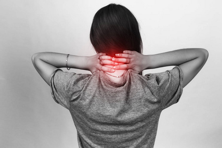 一个漂亮的女人,牵着她的脖子疼痛和不适的肖像照片