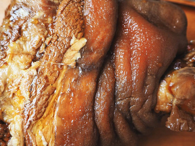 焖全猪中国传统食品焖猪肉的近观照片