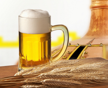 杯啤酒大麦在啤酒厂照片