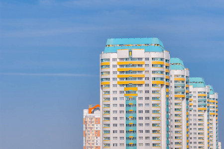 新住宅的高层建筑，在蓝蓝的天空下