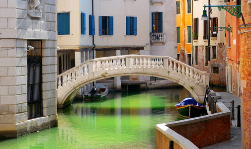 威尼斯，意大利。在威尼斯的运河废弃的大桥