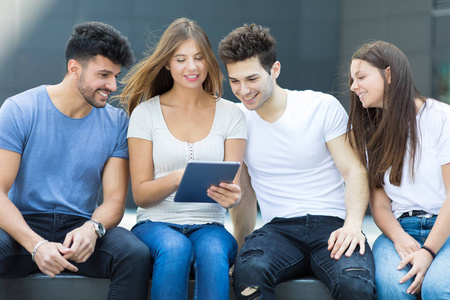 朋友们在一起使用平板电脑照片
