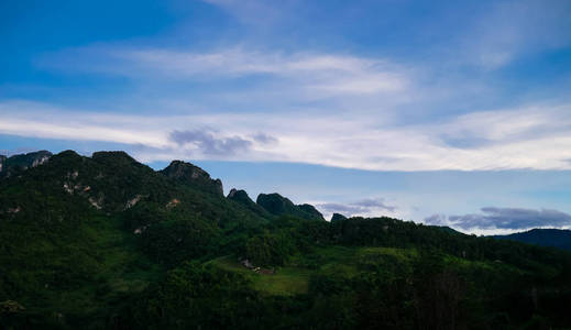 美丽的夏天 landcscape 高山脉在 Doi 銮