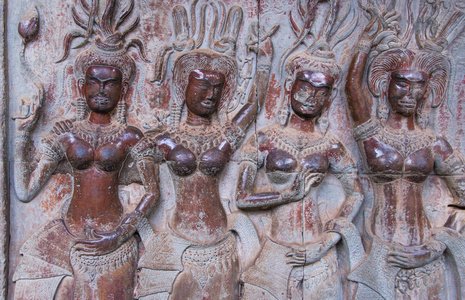 详细的仙女石刻是印度教神话在柬埔寨吴哥窟美丽和诱人的女孩