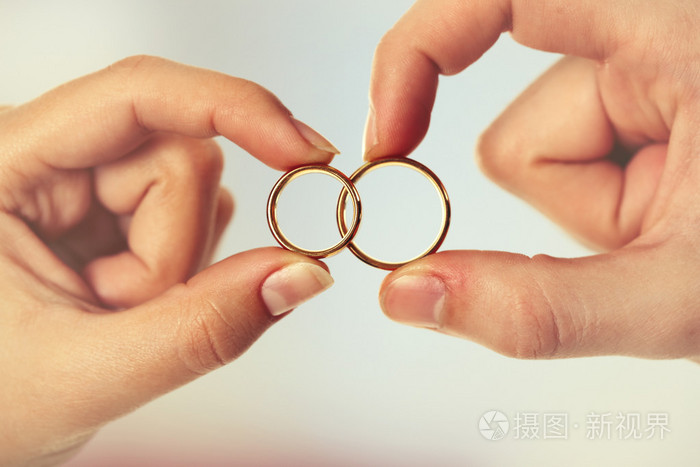 女人和男人抱着结婚戒指，特写