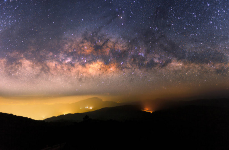 夜晚和犹他州鲍威尔湖的月亮望远镜指向了夜晚的天空和星星满月的夜晚