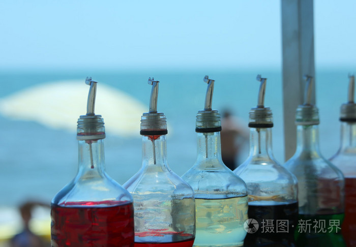 夏季在海滩上准备冰淇淋的彩色糖浆