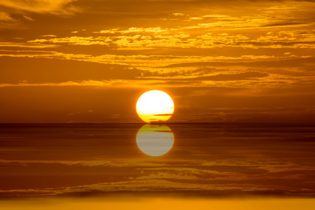 用橘色的云在湖中，泰国的夕阳的天空