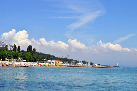 城市在海岸以透明的海