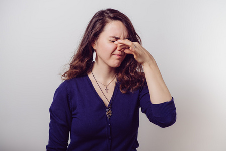 矢量插画特征的女人嗅闻闻她难闻的臭湿腋下.不良情绪表情的表情.