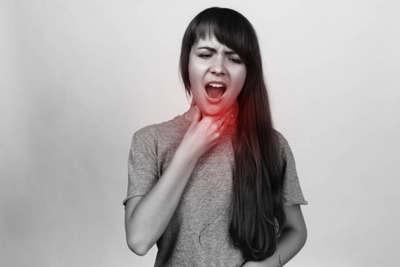 红色与黑色搭配女装黑色和白色与红色 accen 喉咙痛的年轻女子照片