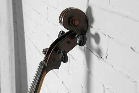 大提琴上白砖的背景墙上
