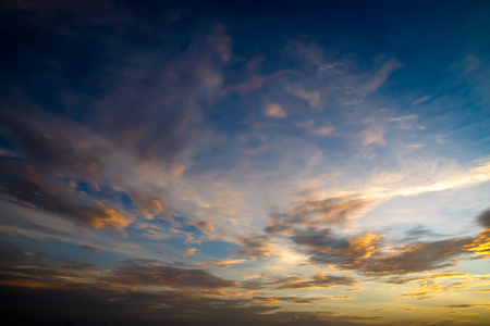 用橘色的云的夕阳的天空