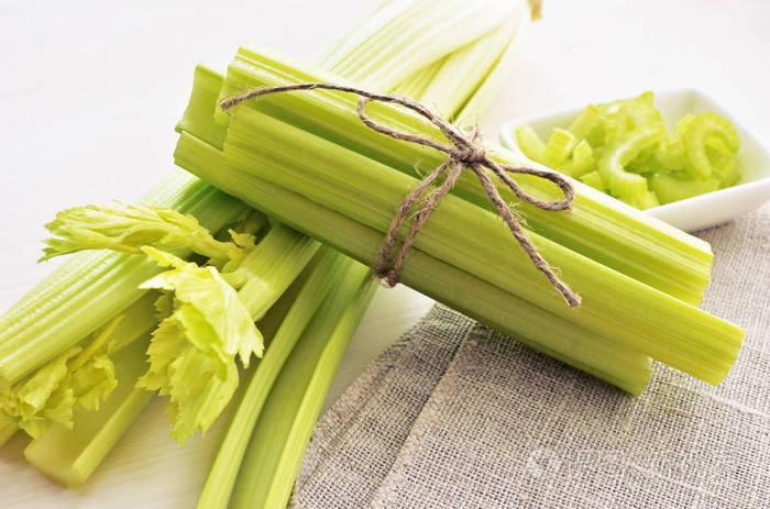 堆的芹菜的茎