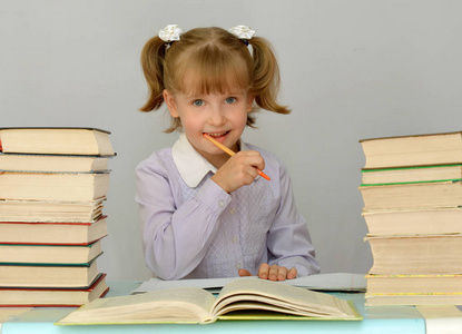 学校教育和扫盲 女童教育 在图书馆或教室里看书