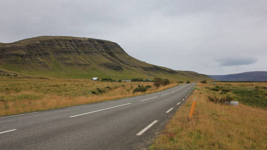 公路和山地在冰岛西海岸