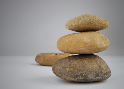 在灰色的背景上的石头平衡