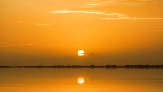 在湖，泰国的夕阳的天空