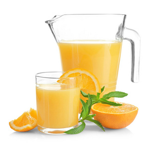 组成与投手和新鲜的橙汁在白色背景上的玻璃