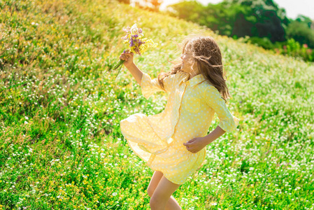 兴奋的女孩子，用鲜花的草地上玩