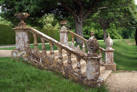 花园的步骤 栏杆 骨灰瓮和地球仪