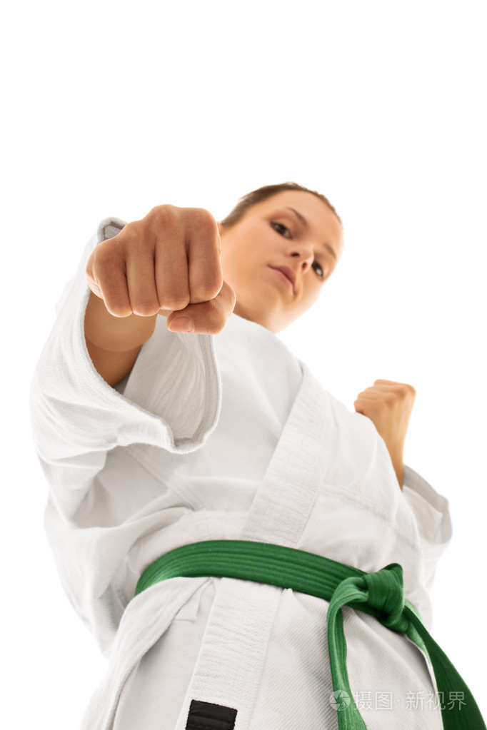 在战斗姿态穿和服的女孩