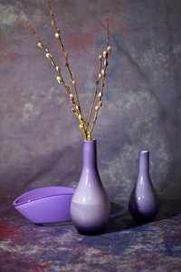 静物与玻璃花瓶在紫罗兰色的光晕