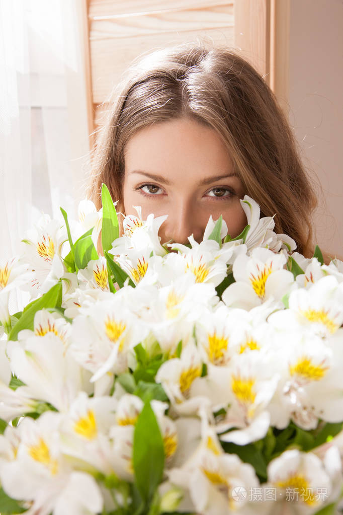 女人抱着大束鲜花