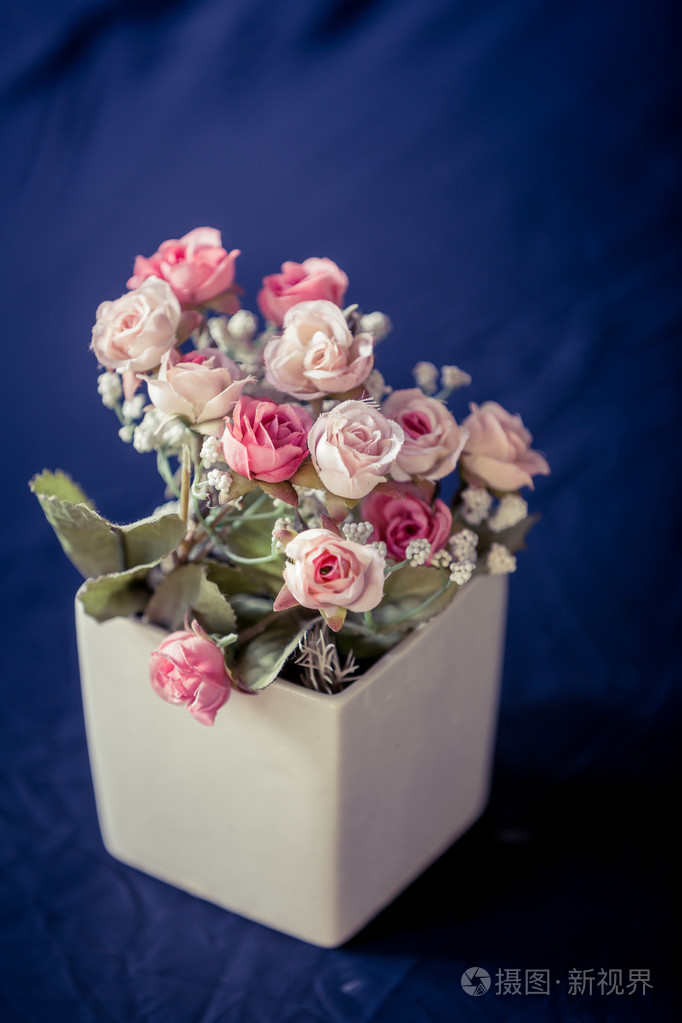 在黑色背景花盆复古花束