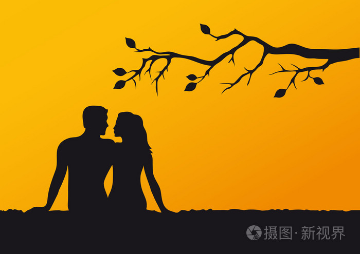 在日落时的恋人剪影