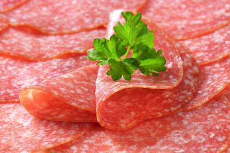 香肠三明治萨拉米香肠和樱桃西红柿开胃小菜拼盘冷肉板与鹿面包棍棒