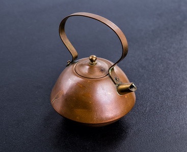 老铜茶壶木制的桌子上