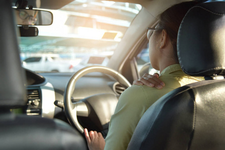 开车脖子痛图片