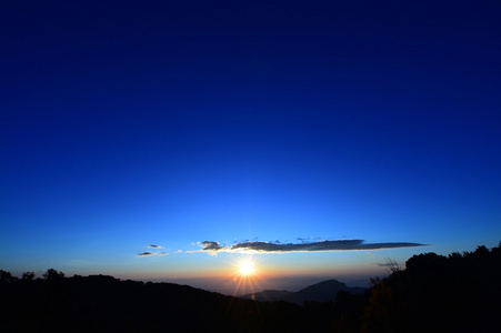 美丽的夕阳在山