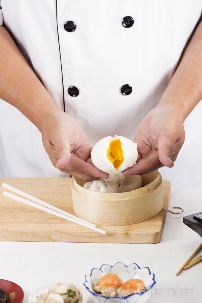 厨师展示中国包子