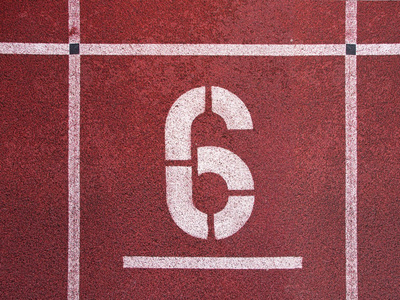 第六个。白色的曲目数量上红色橡胶跑道，在体育场中运行赛马场的纹理
