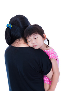 可爱的亚洲女孩睡在妈妈的肩上，在白色的背景