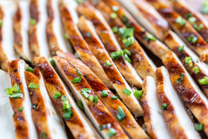 在石灰酱烤鸡肉片