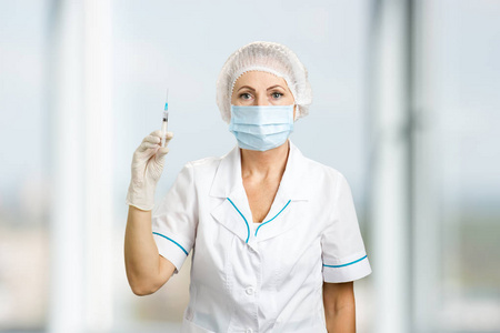 护士用注射器前, 视图的肖像
