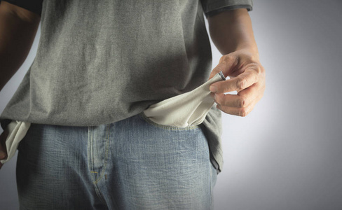 没有钱男人出现通过关掉口袋里有没有钱.空口袋照片