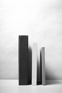 站起来的书黑色和白色的颜色色调风格